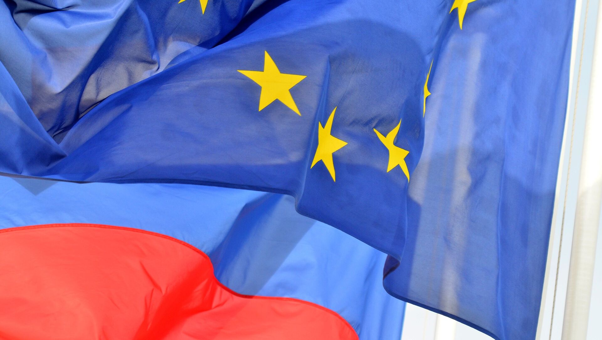 Флаги России, ЕС, Франции и герб Ниццы на набережной Ниццы - Sputnik Молдова, 1920, 19.02.2021