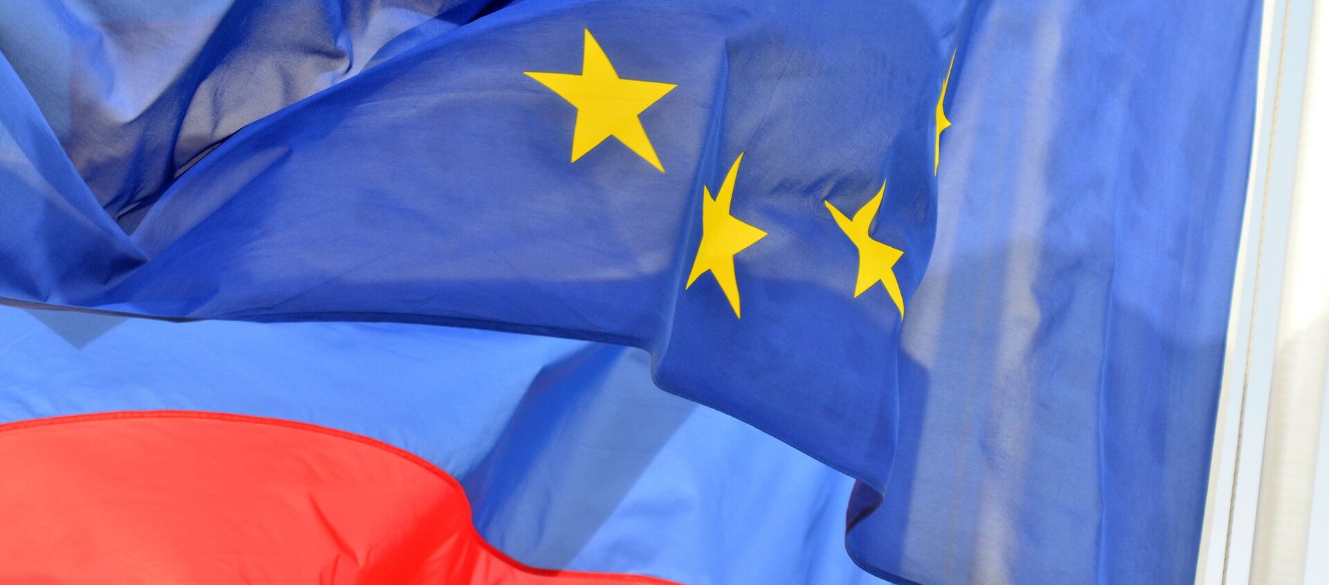Флаги России, ЕС, Франции и герб Ниццы на набережной Ниццы - Sputnik Молдова, 1920, 19.02.2021