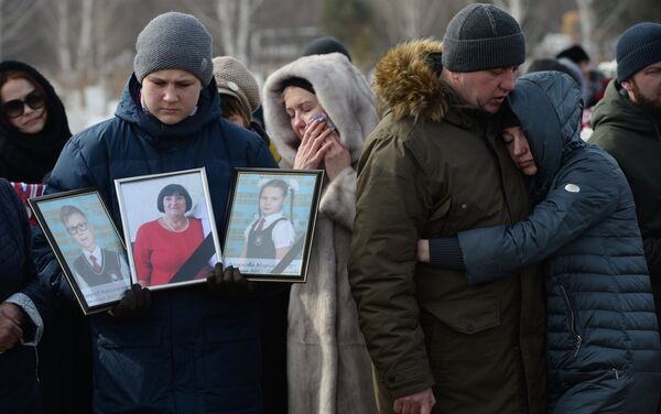 Victimele incendiului din Kemerovo, petrecute pe ultimul drum - Sputnik Moldova
