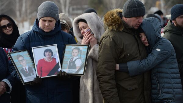 Прощание с погибшими при пожаре в торговом центре в Кемерово - Sputnik Moldova