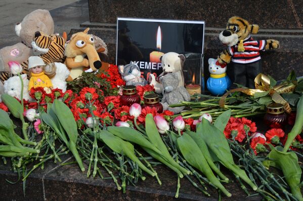 Акции в память о погибших при пожаре в ТЦ Зимняя вишня - Sputnik Молдова