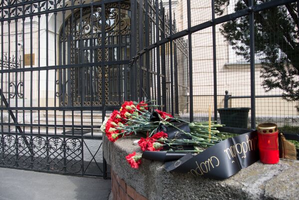 Цветы у посольства России в Будапеште, Венгрия - Sputnik Молдова