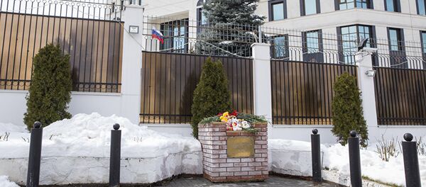 Цветы у Посольства РФ в Кишиневе Цветы у Посольства РФ в Кишиневе - Sputnik Молдова
