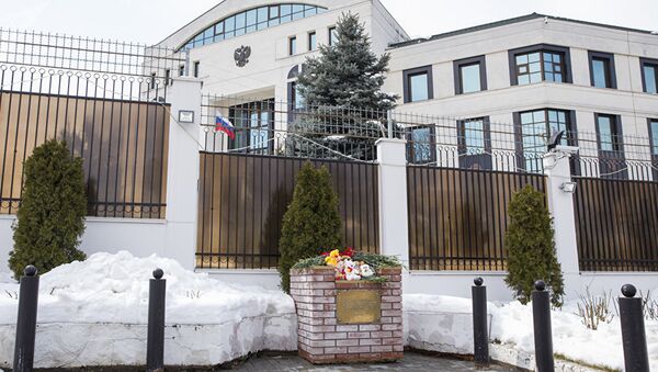 Цветы у Посольства РФ в Кишиневе - Sputnik Молдова
