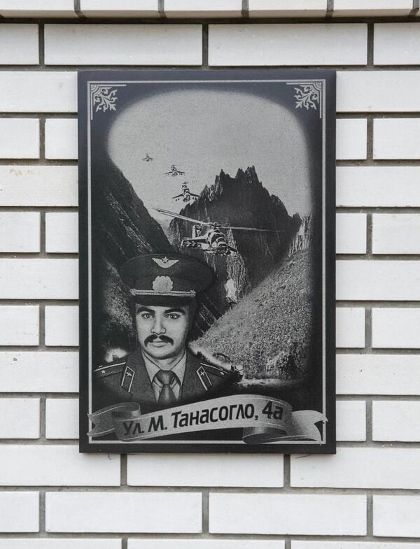 Табличка с номером дома, стоящего на улице Михаила Танасогло в селе Кирсова - Sputnik Молдова