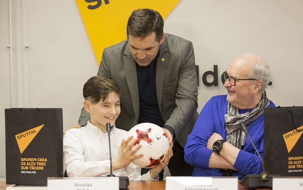 Reprezentantul Federației Moldovenești de Fotbal le-a înmânat mingi tinerelor talente - Sputnik Moldova