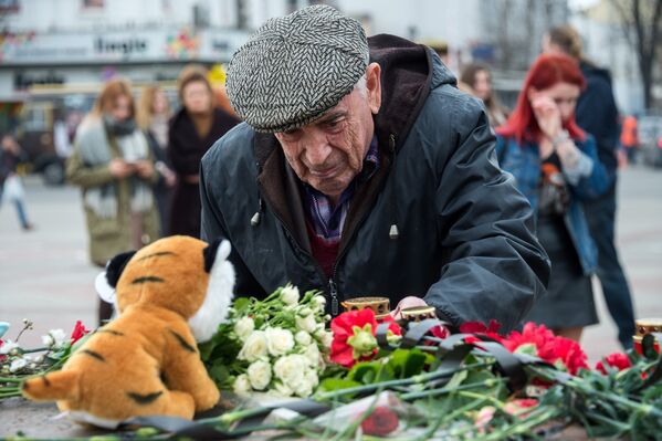 Acțiune în memoria victimelor incendiului din centrul comercial „Zimniaia vișnia”, Simferopol - Sputnik Moldova