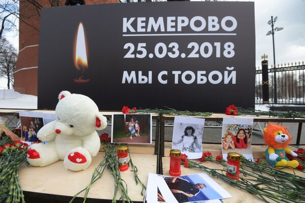 Acțiune în memoria victimelor incendiului din centrul comercial „Zimniaia vișnia”, Moscova - Sputnik Moldova