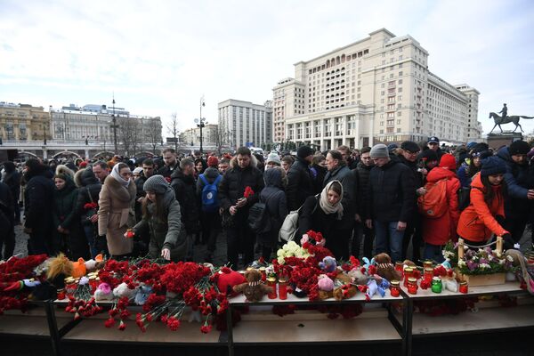 Acțiune în memoria victimelor incendiului din centrul comercial „Zimniaia vișnia”, piața Manej din Moscova - Sputnik Moldova