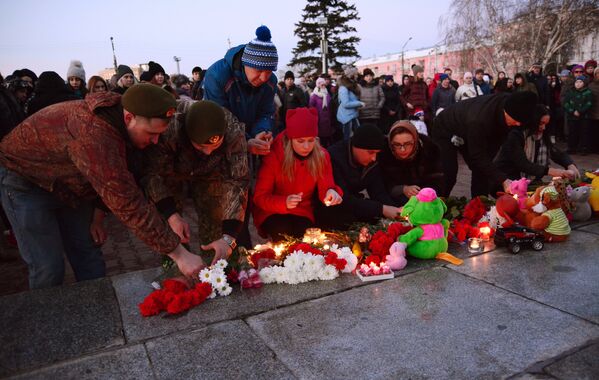 Locuitorii din Barnaul aprind lumânări în memoria victimelor incendiului din centrul comercial „Zimniaia vișnia” - Sputnik Moldova