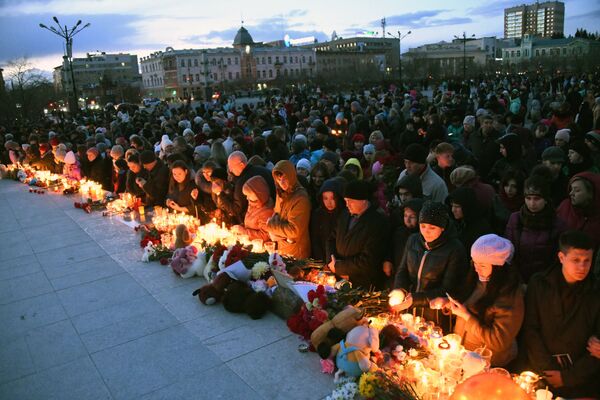 Piața Lenin din orașul Cita: oamenii aprind lumânări în memoria victimelor incendiului din centrul comercial „Zimniaia vișnia” - Sputnik Moldova