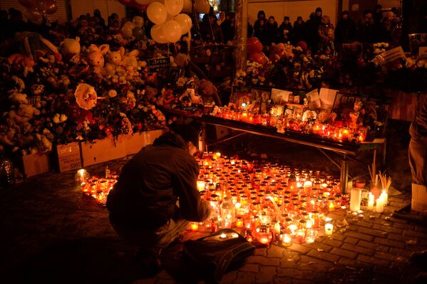 Kemerovo: Flori și lumânări în memoria victimelor incendiului din centrul comercial „Zimniaia vișnia” - Sputnik Moldova