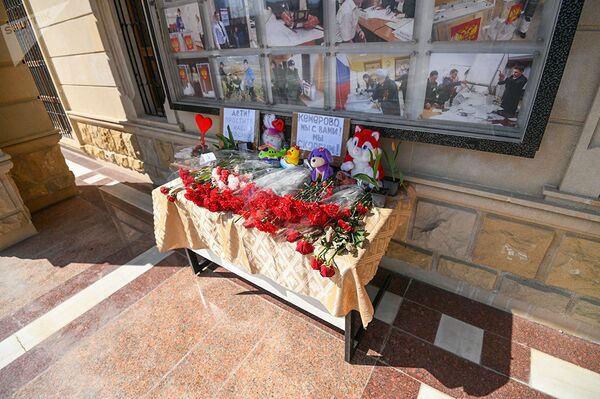 Flori la Ambasada Federației Ruse în  Azerbaidjan în memoria victimelor incendiului din centrul comercial „Zimniaia vișnia” - Sputnik Moldova