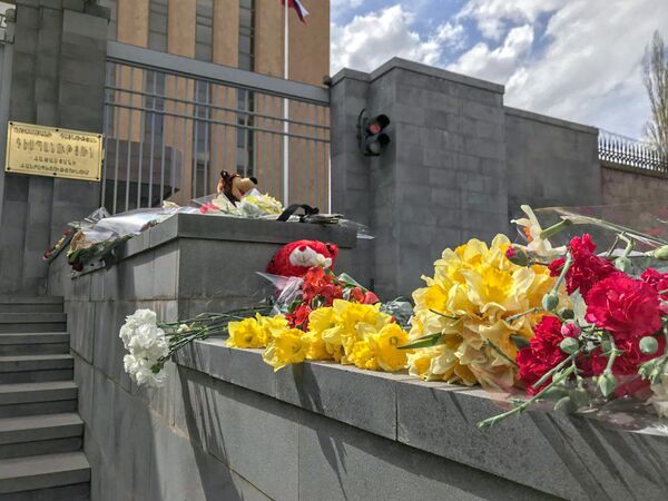 Flori la Ambasada Federației Ruse în  Armenia în memoria victimelor incendiului din centrul comercial „Zimniaia vișnia” - Sputnik Moldova