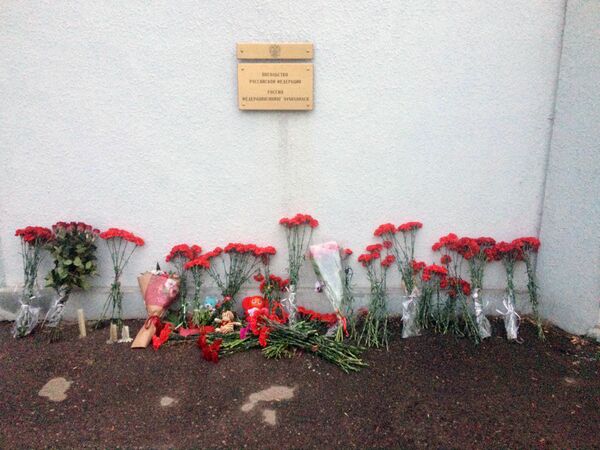 Flori la Ambasada Rusiei în Uzbekistan Abhazia: lumânări aprinse în memoria victimelor incendiului din centrul comercial „Zimniaia vișnia” - Sputnik Moldova