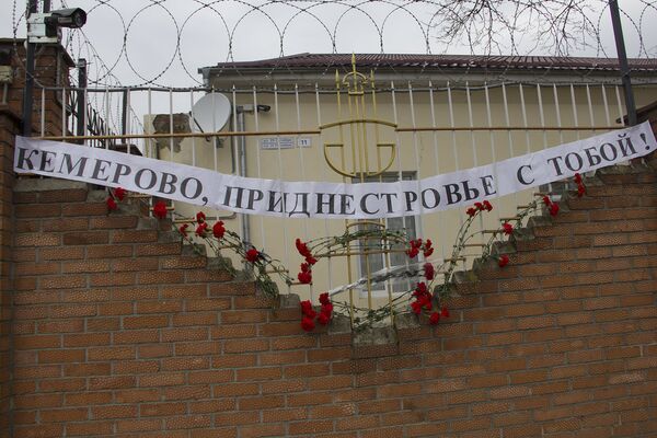 Transnistrenii aduc omagiu victimelor incendiului din centrul comercial „Zimniaia vișnia” - Sputnik Moldova