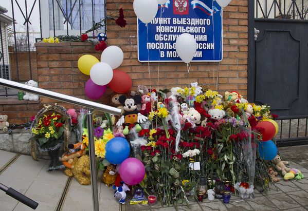 Transnistrenii aduc omagiu victimelor incendiului din centrul comercial „Zimniaia vișnia” - Sputnik Moldova