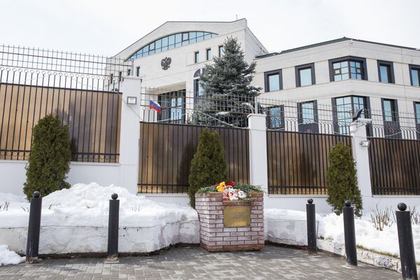 Depunere de flori la Ambasada Federației Ruse la Chișinău în memoria victimelor incendiului din centrul comercial „Zimniaia vișnia” - Sputnik Moldova