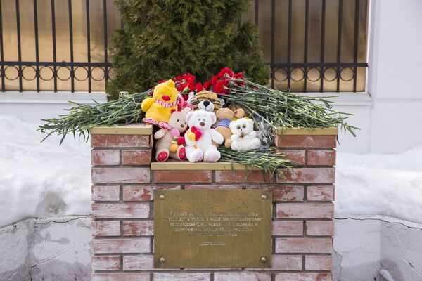 Depunere de flori la Ambasada Federației Ruse la Chișinău în memoria victimelor incendiului din centrul comercial „Zimniaia vișnia” - Sputnik Moldova