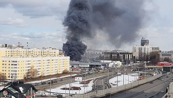 Пожар в здании автосалона на улице Савушкина в Санкт-Петербурге - Sputnik Молдова
