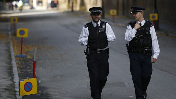 British police officers patrol the road leading to Kensington Palace - Sputnik Moldova-România