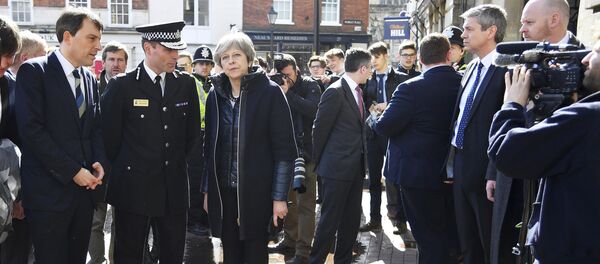 Britain's Prime Minister Theresa May, centre, is briefed by members of the police as she views the area where former Russian double agent Sergei Skripal and his daughter were found critically ill, in Salisbury, England, Thursday, March 15, 2018 - Sputnik Moldova-România