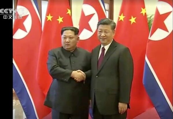 Лидер КНДР Ким Чен Ын и лидер КНР Си Цзиньпин в Пекине - Sputnik Молдова