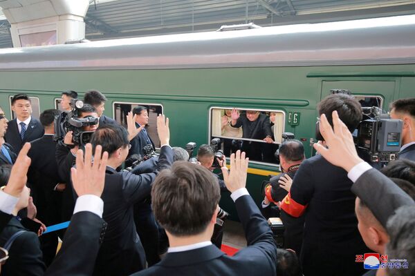Поезд с лидером КНДР Ким Чены Ыном прибывает на вокзал в Пекине - Sputnik Молдова