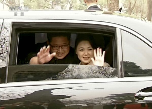 Лидер КНДР Ким Чен Ын с женой Ли Соль Чжу в Пекине - Sputnik Молдова