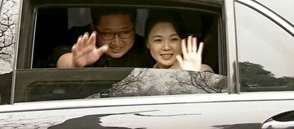 Лидер КНДР Ким Чен Ын с женой Ли Соль Чжу в Пекине Лидер КНДР Ким Чен Ын с женой Ли Соль Чжу в Пекине - Sputnik Moldova-România