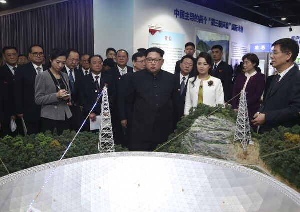 Лидер КНДР Ким Чен Ын с женой Ли Соль Чжу во время посещения выставки в Академии наук Китая - Sputnik Молдова