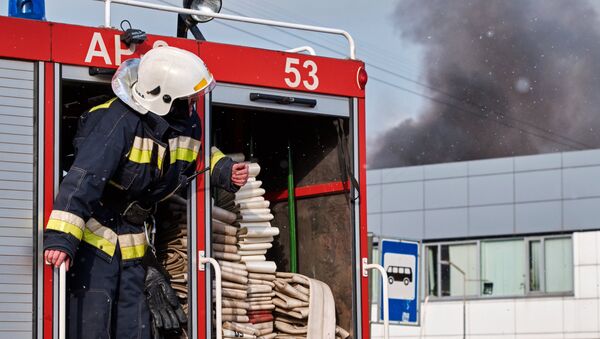 Пожар в автомобильном салоне в Санкт-Петербурге - Sputnik Moldova-România
