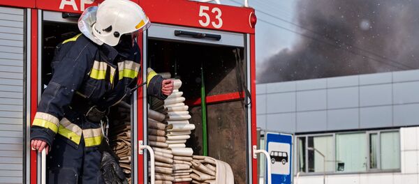 Пожар в автомобильном салоне в Санкт-Петербурге - Sputnik Молдова