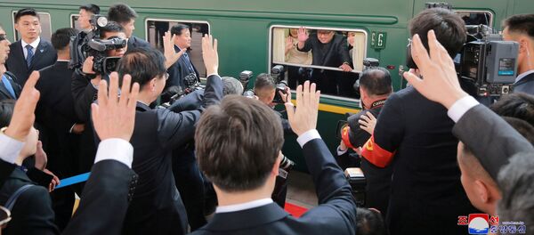 Поезд с лидером КНДР Ким Чены Ыном прибывает на вокзал в Пекине - Sputnik Молдова