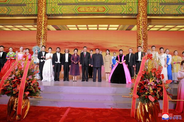 Liderul nord-coreean, Kim Chen Yn, și președintele Chinei, Xi Jinping, împreună cu soțiile la banchetul în cinstea vizitei neoficiale a lui Kim Chen Yn la Beijing - Sputnik Moldova