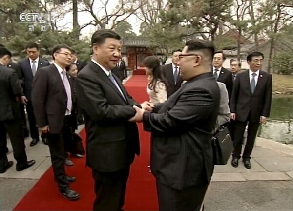 Liderul Coreei de Nord, Kim Jong-un, și liderul Chinei, Xi Jinping, la Beijing - Sputnik Moldova-România