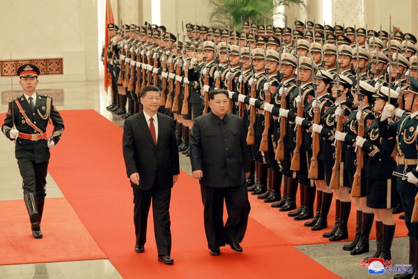 Liderul Coreei de Nord, Kim Jong-un, și liderul Chinei, Xi Jinping, la Beijing - Sputnik Moldova-România