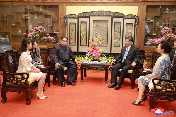 Liderul Coreei de Nord, Kim Jong-un ,și liderul Chinei, Xi Jinping, împreună cu soțiile lor - Sputnik Moldova-România