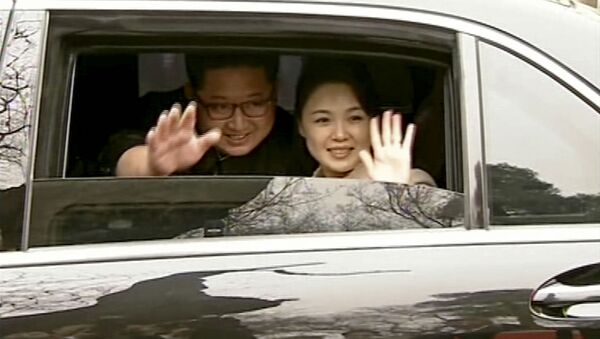 Liderul Coreei de Nord, Kim Jong-un, cu soția sa, Ri Sol-ju, la Beijing - Sputnik Moldova-România