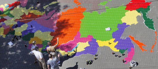 Graffiti artists paint a map of Russia in front of the building of Moscow State Mapping and Geodesy University - Sputnik Moldova-România