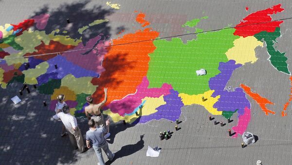 Graffiti artists paint a map of Russia in front of the building of Moscow State Mapping and Geodesy University - Sputnik Moldova-România
