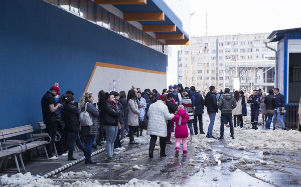 На улицу вышли все - и посетители, и работники торгового центра. - Sputnik Молдова