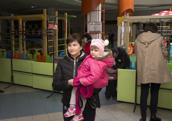 Первыми покидают детскую площадку женщина с ребенком - Sputnik Молдова