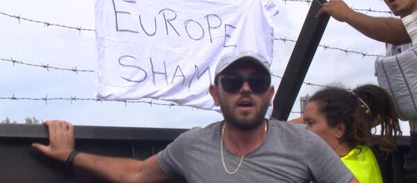 Беженцы скандировали Позор Европе! и требовали открыть им путь в Венгрию Беженцы скандировали Позор Европе! и требовали открыть им путь в Венгрию - Sputnik Молдова