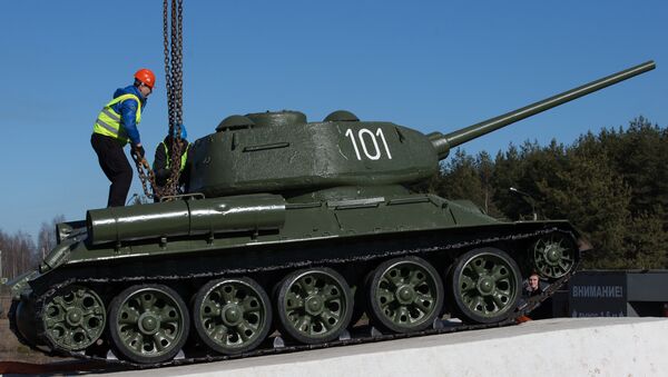 Отреставрированный танк Т-34 вернули на Невский пятачок - Sputnik Moldova
