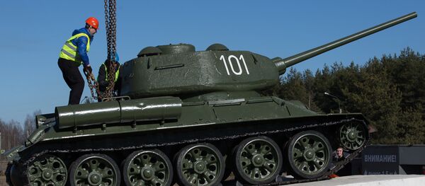 Отреставрированный танк Т-34 вернули на Невский пятачок - Sputnik Moldova