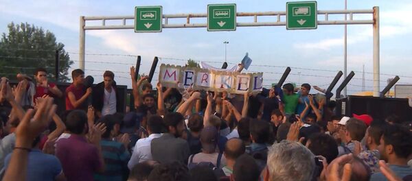 Беженцы стучали в стену на границе Венгрии и кричали: Меркель, спаси нас! Беженцы стучали в стену на границе Венгрии и кричали: Меркель, спаси нас! - Sputnik Молдова