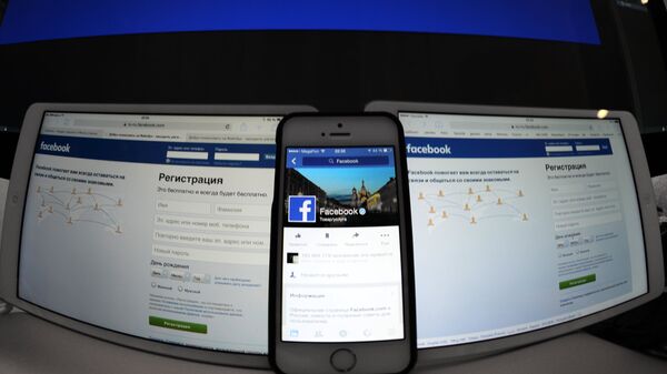 Страница социальной сети Фейсбук на компьютере, планшете, айфоне - Sputnik Moldova