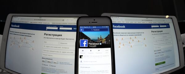 Страница социальной сети Фейсбук на компьютере, планшете, айфоне - Sputnik Moldova