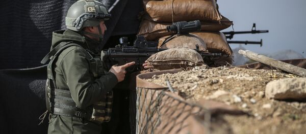 Un soldat al armatei turce pe poziția de luptă, Siria. Poză de arhivă Un soldat al armatei turce pe poziția de luptă, Siria. Poză de arhivă - Sputnik Moldova